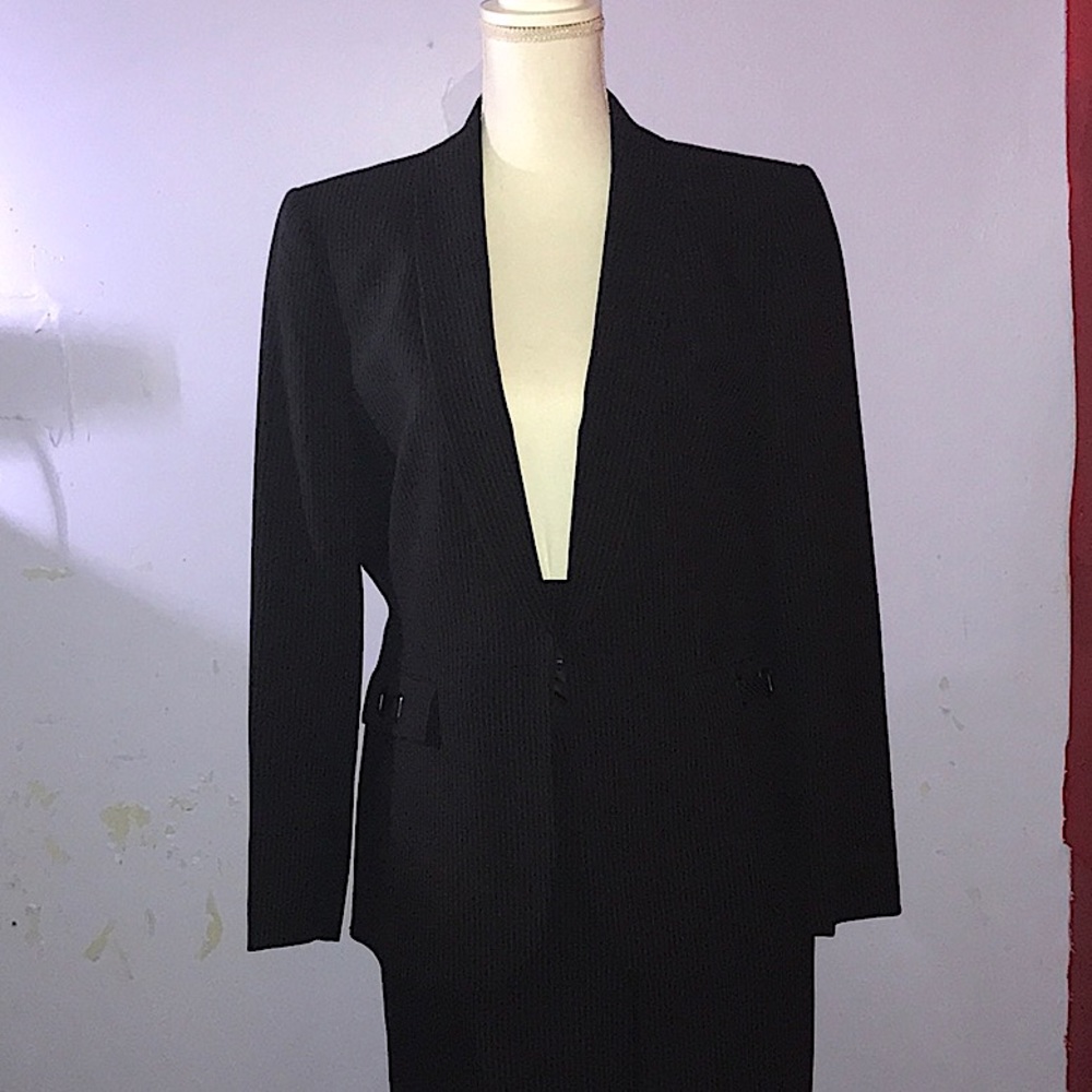 Woman’s TAHARI/ Arthur S.  Levine business suit